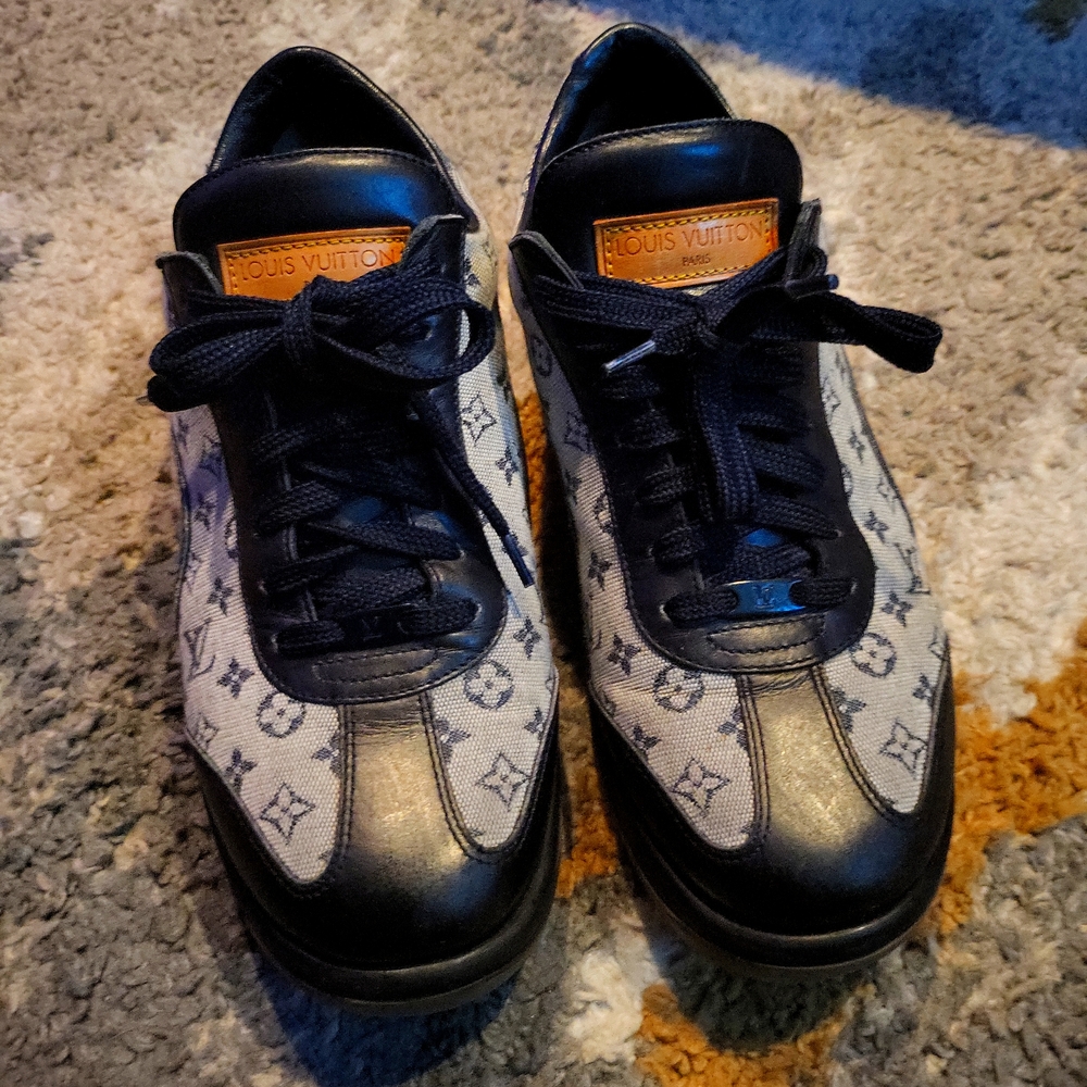 AUTHENTIC LOUIS VUITTON SNEAKERS